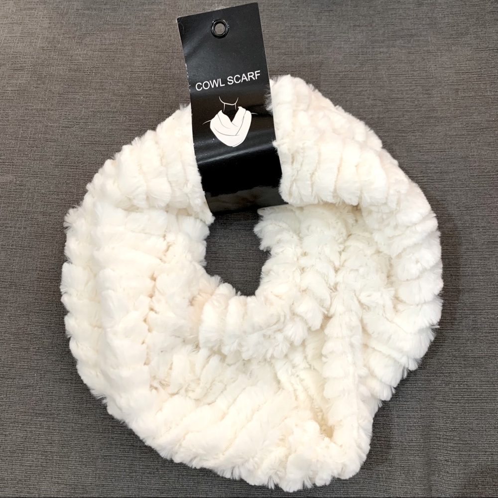 *NEW* Soft Cowl Circle Scarf - Cream/White (NWT)
